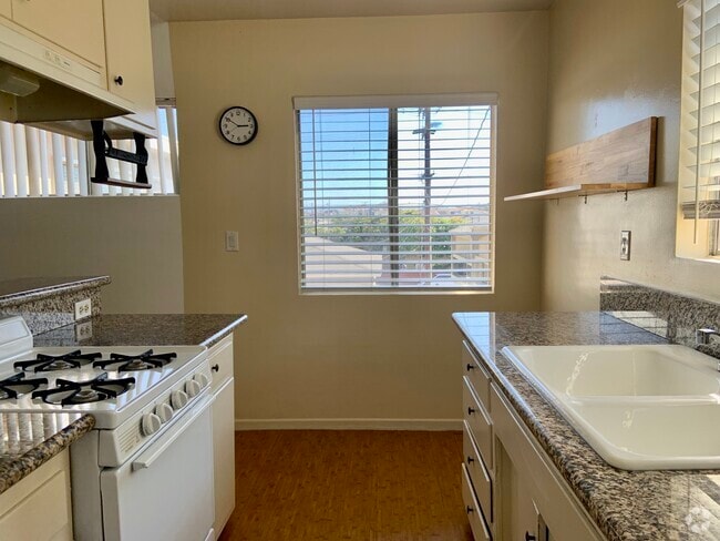 Building Photo - 1511 Artesia Blvd Unit 4 Rental
