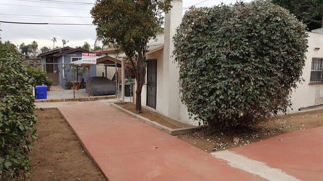 Building Photo - Charming 1bdr cottage with huge yard and garage!