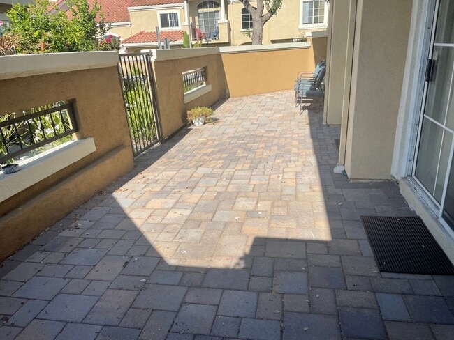 Building Photo - Spacious 3 Bedroom 2.5 Bathroom in Aliso Viejo