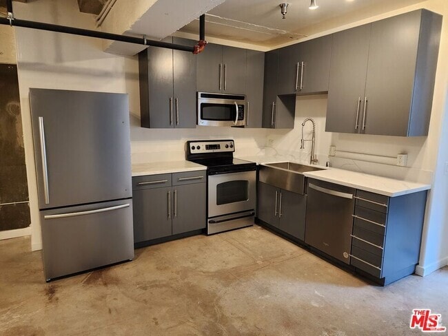 Building Photo - 711 S Olive St Unit 204 Rental