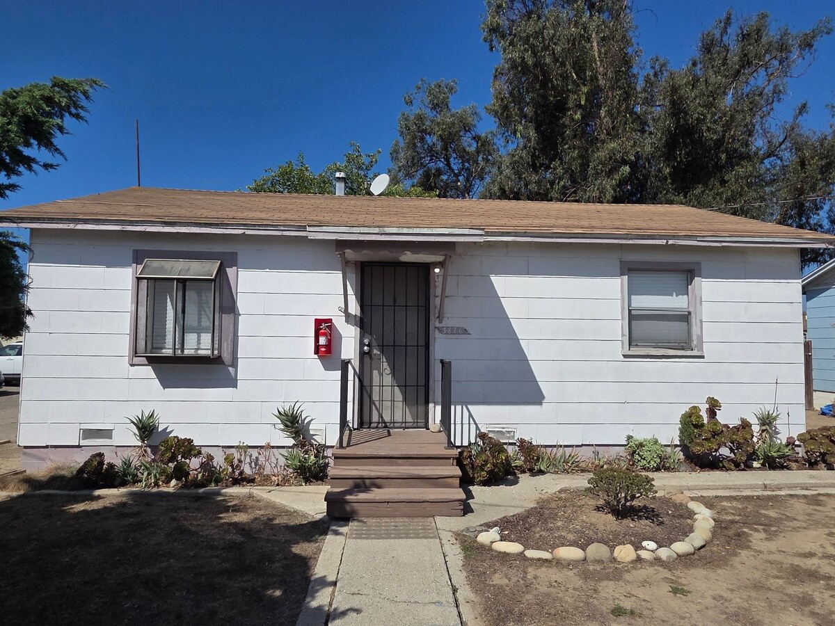 Ventura - Small 1 bedroom house w/ yard $2300 - Ventura - Small 1 bedroom house w/ yard $2300