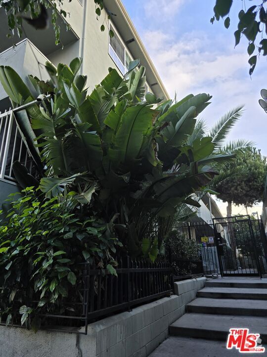 Building Photo - 350 S Hobart Blvd Unit 3 Rental
