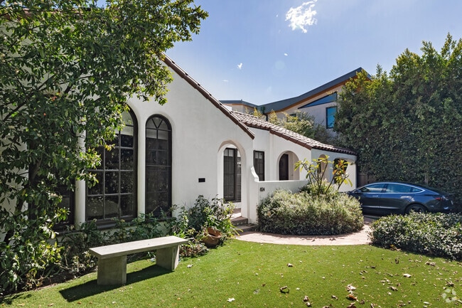 Photo - 822 - 824 N Stanley Ave