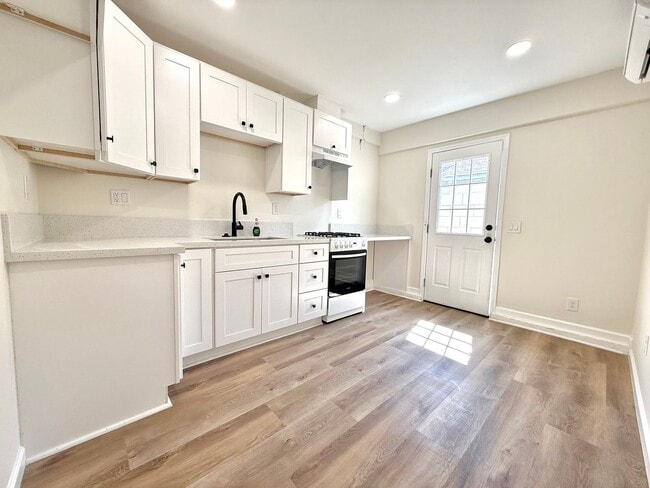 Building Photo - For Rent – 2 Bedroom, 1 Bath Apartment in ...