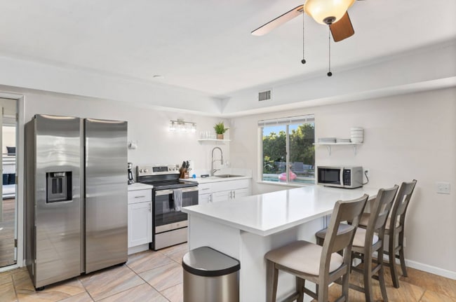 Photo - 321 W Kalmia St