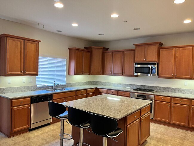 Photo - Spacious Two Story 5bd/3ba House