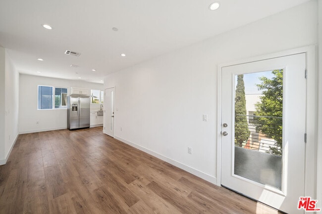 Building Photo - 6336 Beck Ave Unit 2