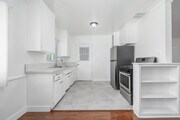 2BR, 1BA - 950SF - Kitchen - 212 S Buena Vista St