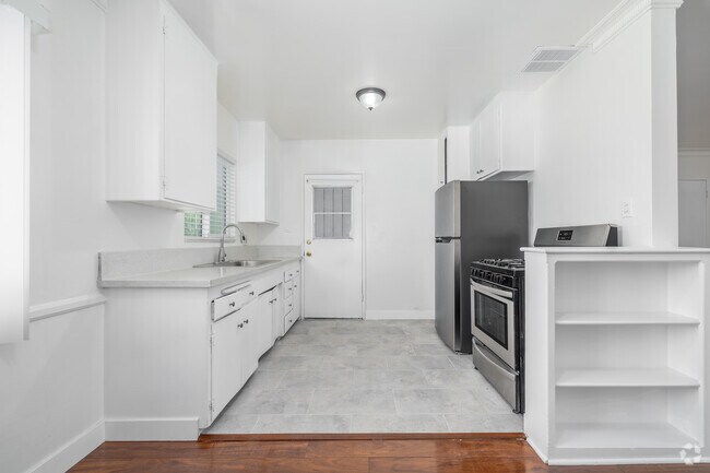 2BR, 1BA - 950SF - Kitchen - 212 S Buena Vista St