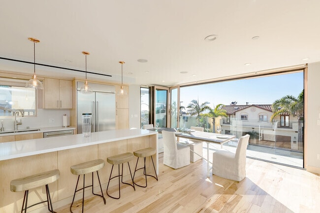 Building Photo - 814 Monterey Blvd Rental