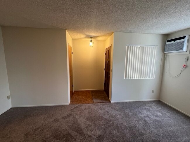 Front door entry hall with coat closet - 3262 Montrose Ave Unit A