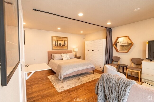 Building Photo - 327 3rd St Unit V Rental