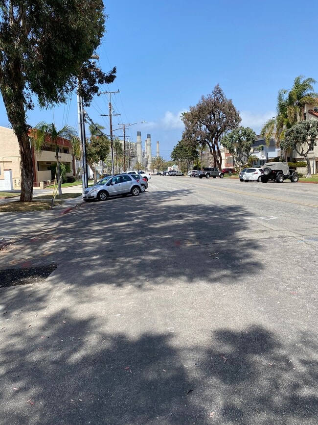 lots of off street parking - 405 N Broadway