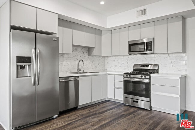 Building Photo - 11209 Richland Ave Unit ph1