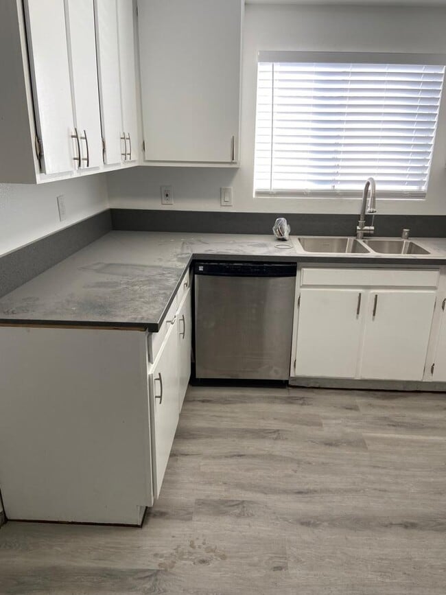 Building Photo - 230 N Keystone St Unit Apartment B