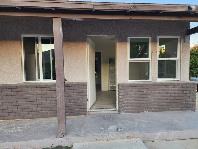 Building Photo - 818 E Rte 66 Unit Apt D