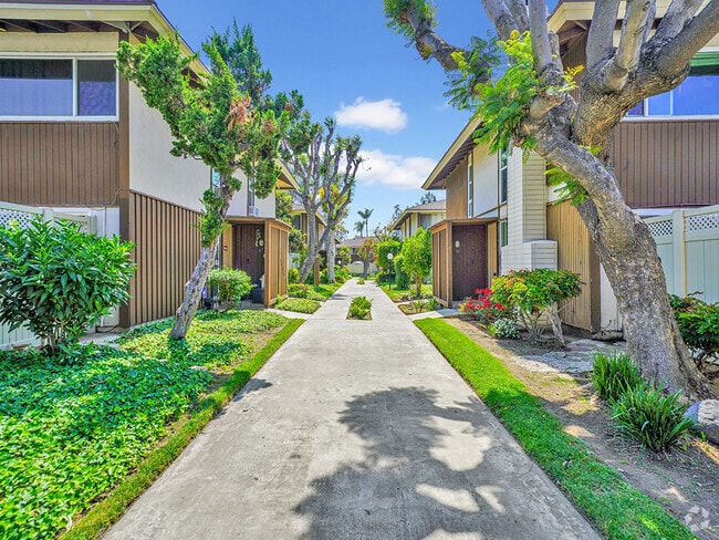 Building Photo - 15500 Tustin Village Way Rental