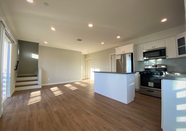 Photo - 5544 Romaine St Unit 1