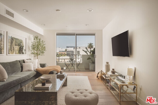 Building Photo - 118 Kings Rd Unit 401 Rental