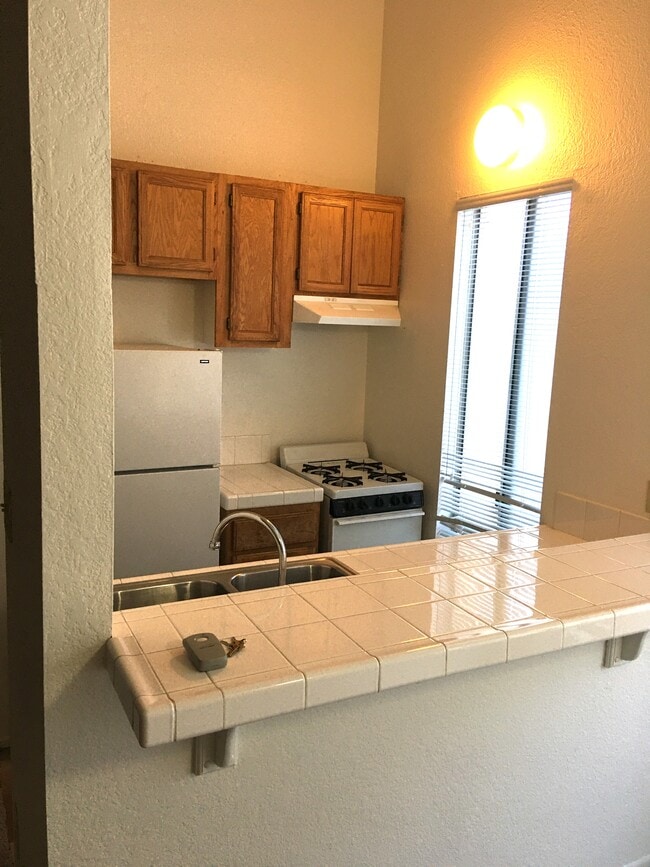 kitchen - 616 Veteran Ave