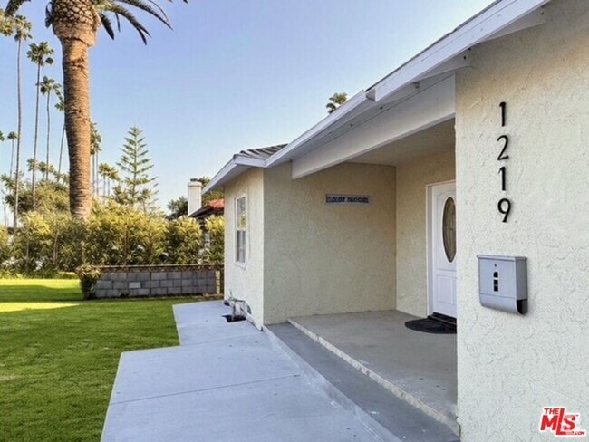 Building Photo - 1219 N Azusa Ave Rental