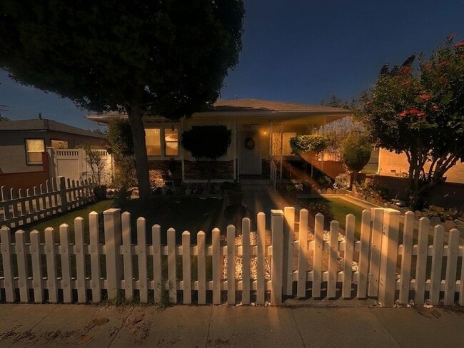 Photo - Charming 3 Bedroom 2 Bathroom, Long Beach Home for Lease!