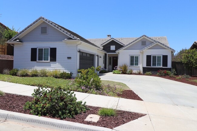 Building Photo - Gated Groves Single Story Home