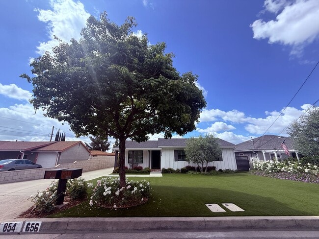 Building Photo - ***Just Reduced*** 5-Bedroom, 2-Bathroom home located in Azusa, CA!
