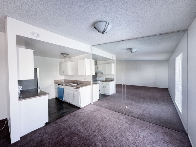 Photo - Sunny Spacious Upstairs Condo in Gated Bld...