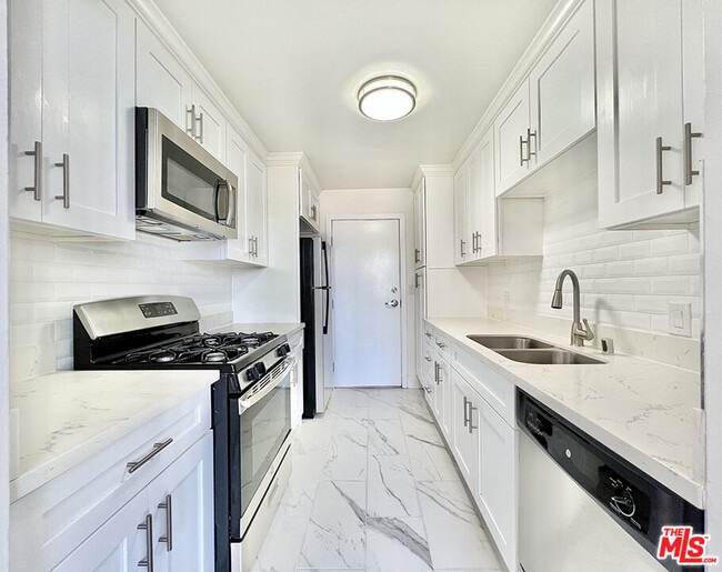 Building Photo - 468 S Roxbury Dr Unit 303
