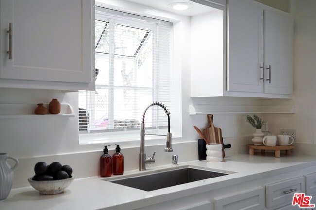 Photo - 560 Croft Ave