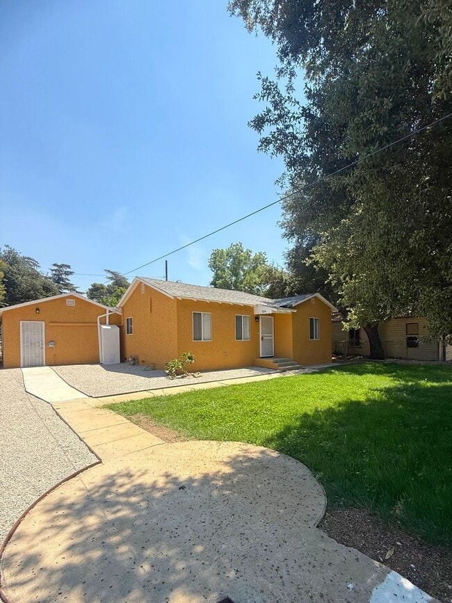 Building Photo - 3 Bedroom 2 Bathroom House in Beaumont, Ca.