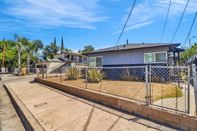 Photo - 1121 N Mayfield Ave Unit 1121