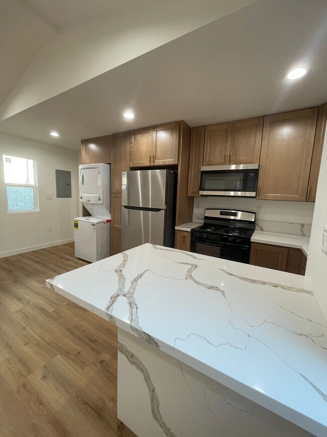 Photo - 1346 W 37th St