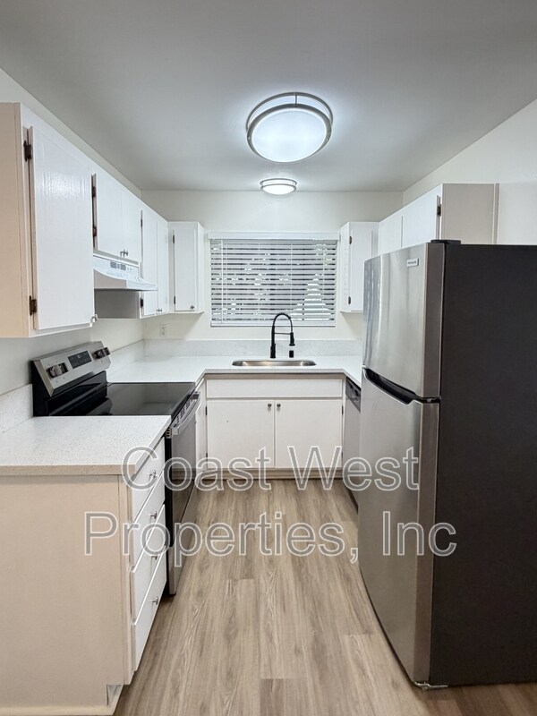 Photo - 382 Acacia Ave