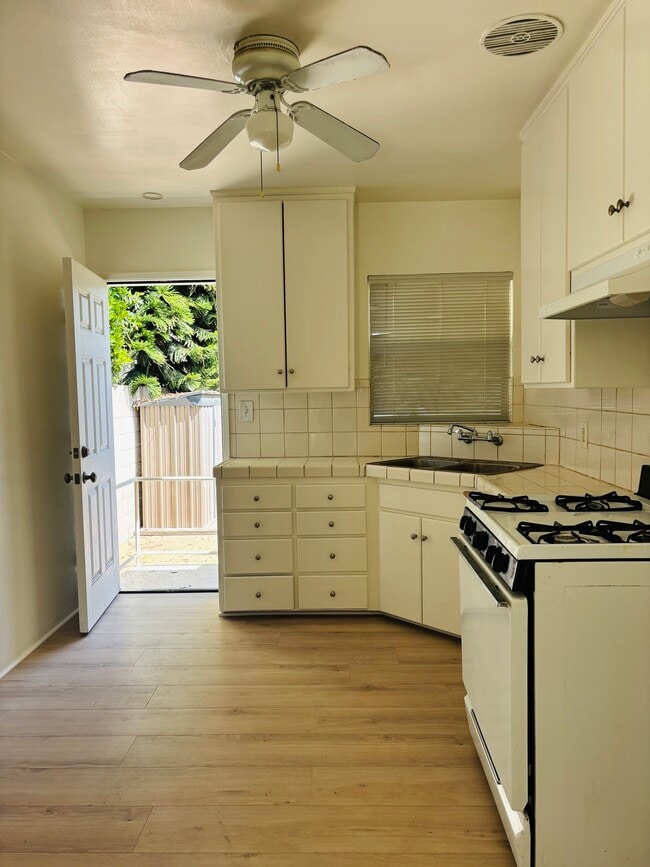 Kitchen - 836 Fischer St Unit D