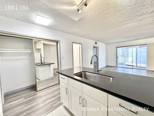 Photo - 1603 N Poinsettia Pl Unit 115