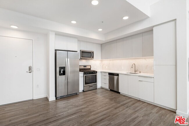 Photo - 5750 Hollywood Blvd Unit 733