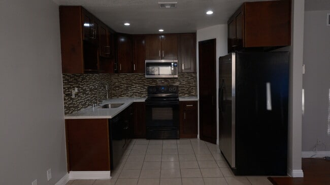 Photo - 18555 Collins St Unit c33