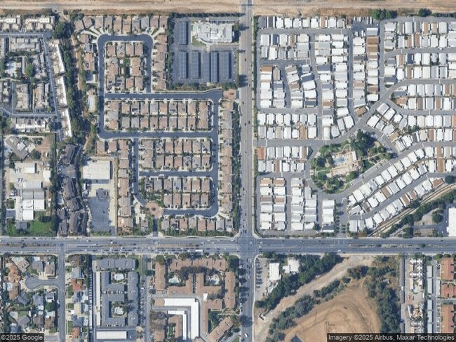 Building Photo - 524 S Petunia St