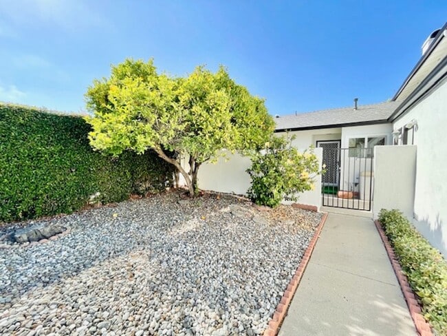 Building Photo - Bright single level 2 bed 1 bath Duplex Rental