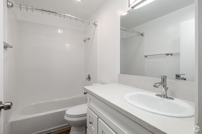 1BD, 1BA - 647SF - Bathroom - Las Palmas Apartments