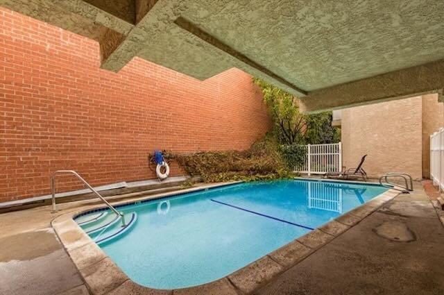 Building Photo - 5135 Zelzah Ave Unit Heated pool, 2 bed, 2 bath renovated condo