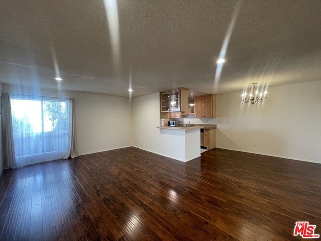 Building Photo - 5330 Zelzah Ave Unit 4