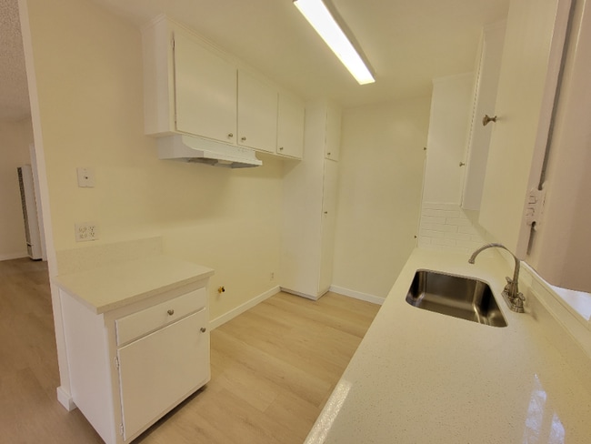 Photo - 13531 Wyandotte St Unit 9