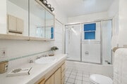 Guest bathroom - 28 Clubhouse Ave Unit Lower