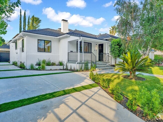 Building Photo - Luxe 5+4.5 w/detached studio, downstairs e... Rental