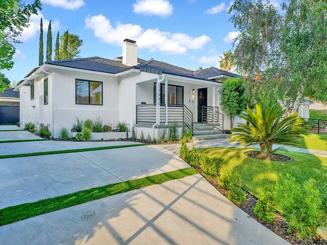 Luxe 5+4.5 w/detached studio, downstairs e... - Luxe 5+4.5 w/detached studio, downstairs e... House