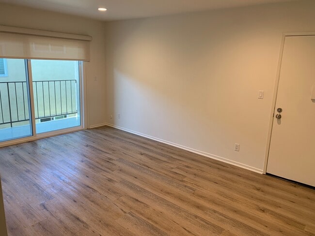 Living Room - 3846 Prospect Ave Unit 3