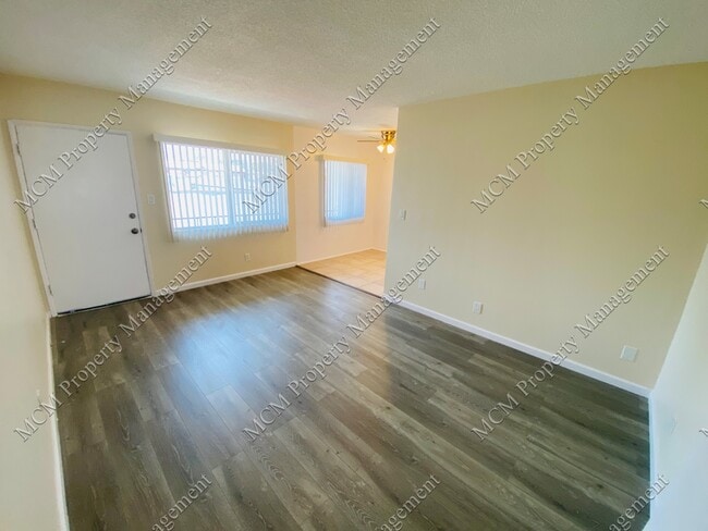 UNIT #9 LIVING ROOM - 1049 N Mariposa Ave